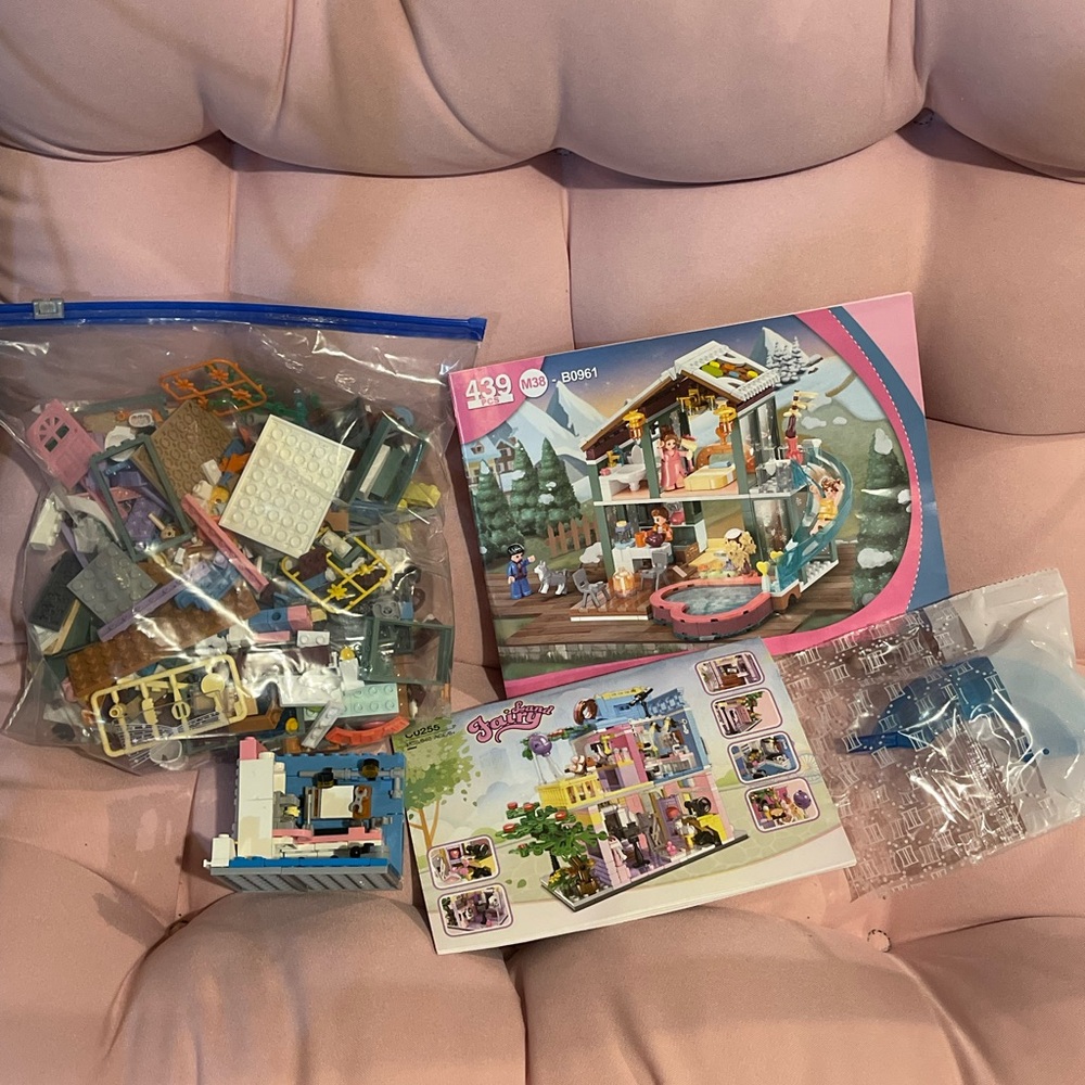 Lego Lot! Cool Ski Resort Building Set along with other legos in ziplock bag - Picture 13 of 16